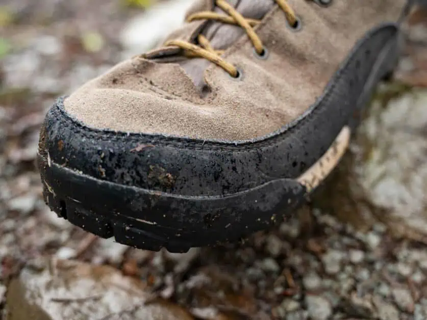 toe protection hiking shoe